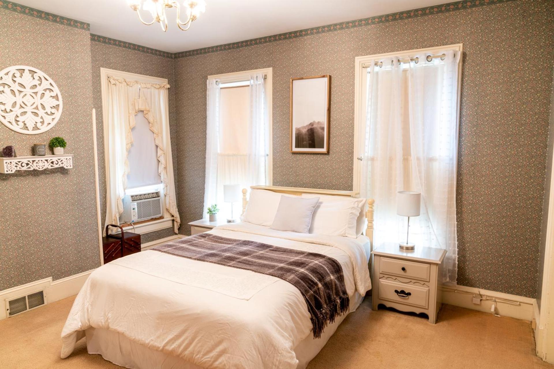 CHARMING EXECUTIVE VICTORIAN MANSION w/ FREE PARKING - near Bucknell