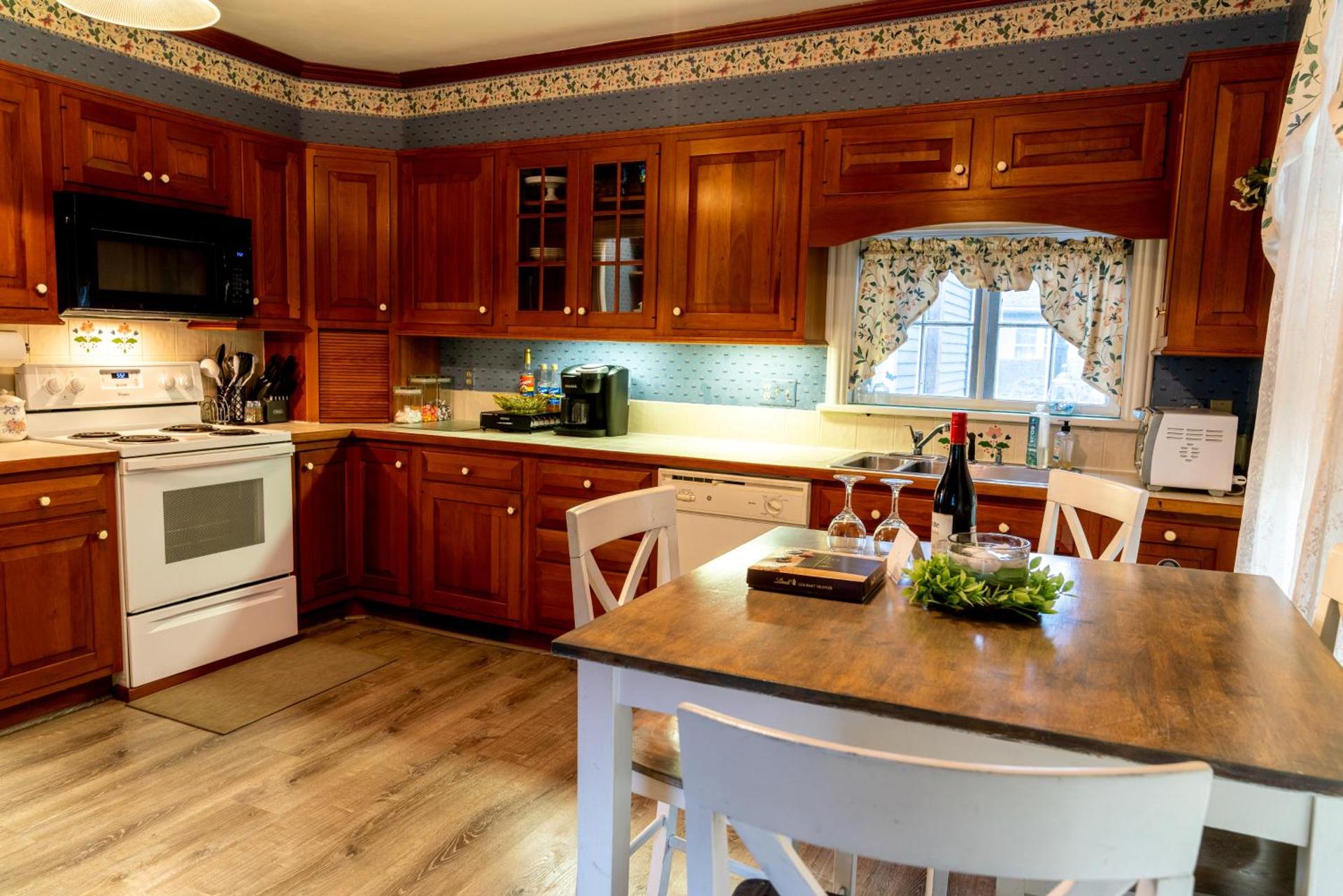 CHARMING EXECUTIVE VICTORIAN MANSION w/ FREE PARKING - near Bucknell