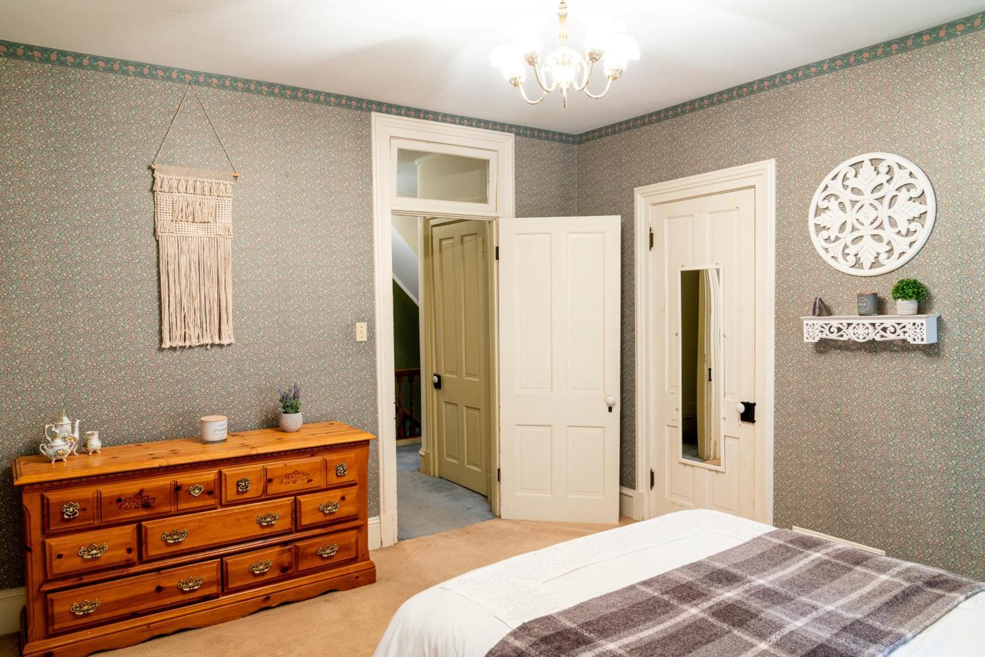 CHARMING EXECUTIVE VICTORIAN MANSION w/ FREE PARKING - near Bucknell