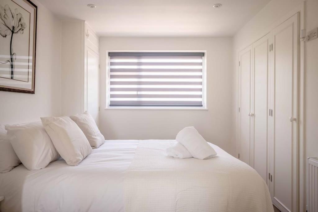 Charming 3Bed 3Bath Home in Windsor with parking!