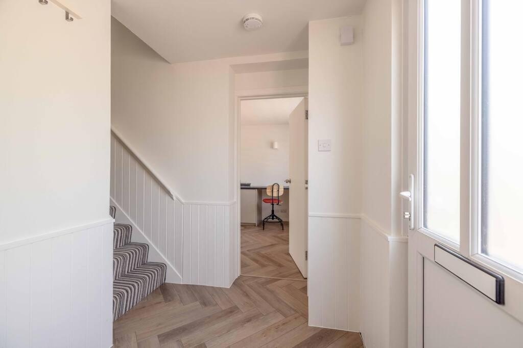 Charming 3Bed 3Bath Home in Windsor with parking!