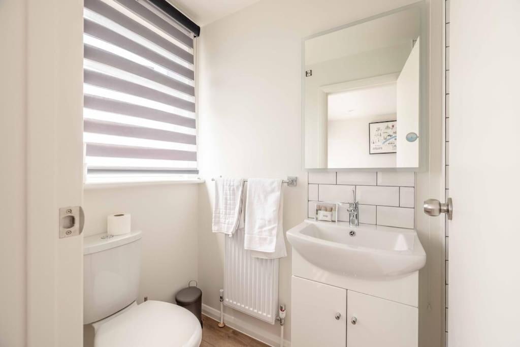 Charming 3Bed 3Bath Home in Windsor with parking!