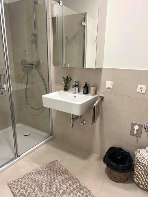 Donaublick Oasis: Stylische Wohnung