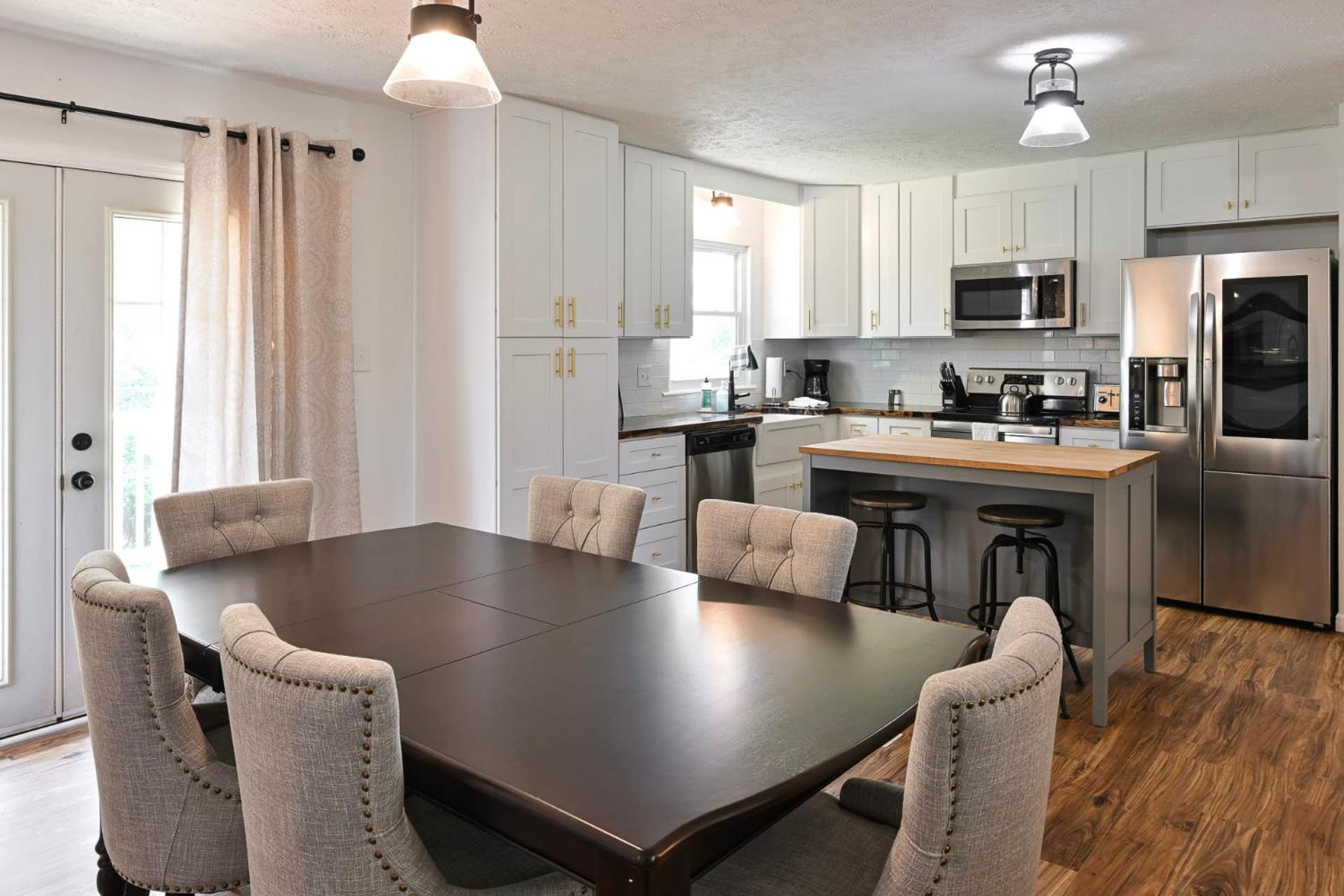 3BR Home for 8 - Only 5 Minutes to Ark - Foosball