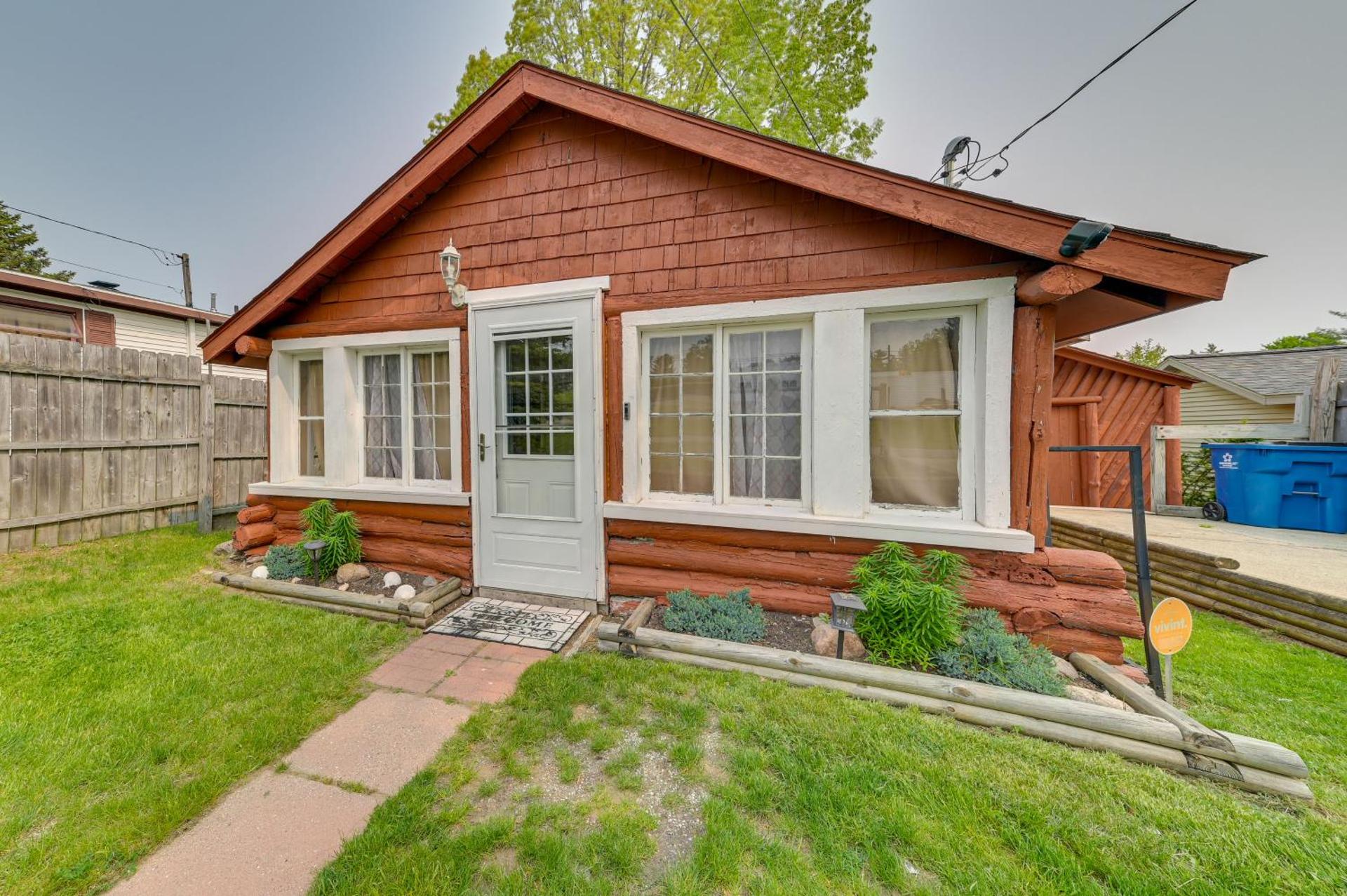 Cozy Houghton Lake Vacation Rental with Fireplace!