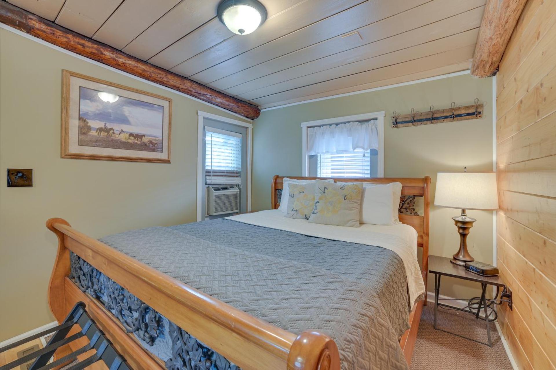 Cozy Houghton Lake Vacation Rental with Fireplace!