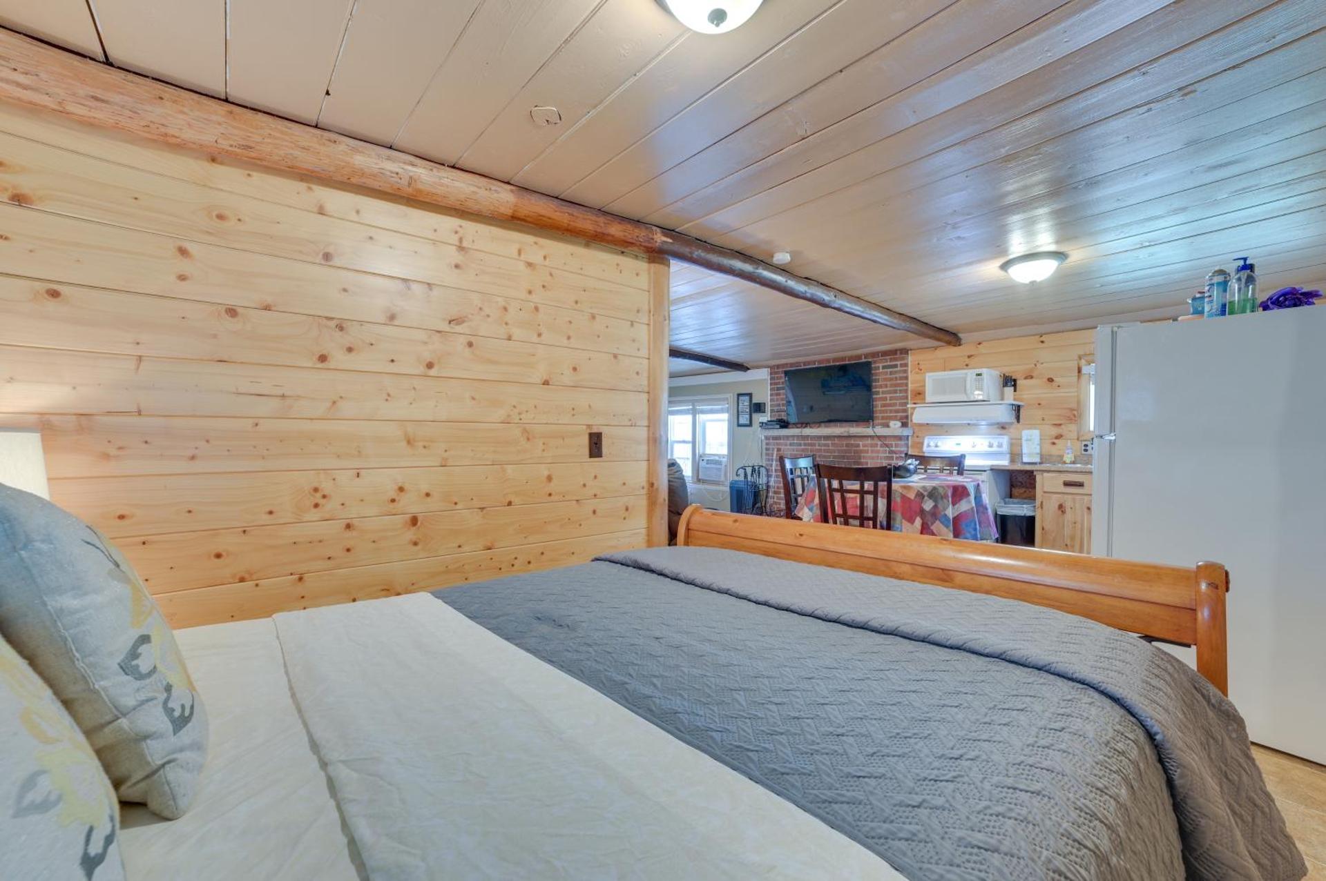 Cozy Houghton Lake Vacation Rental with Fireplace!