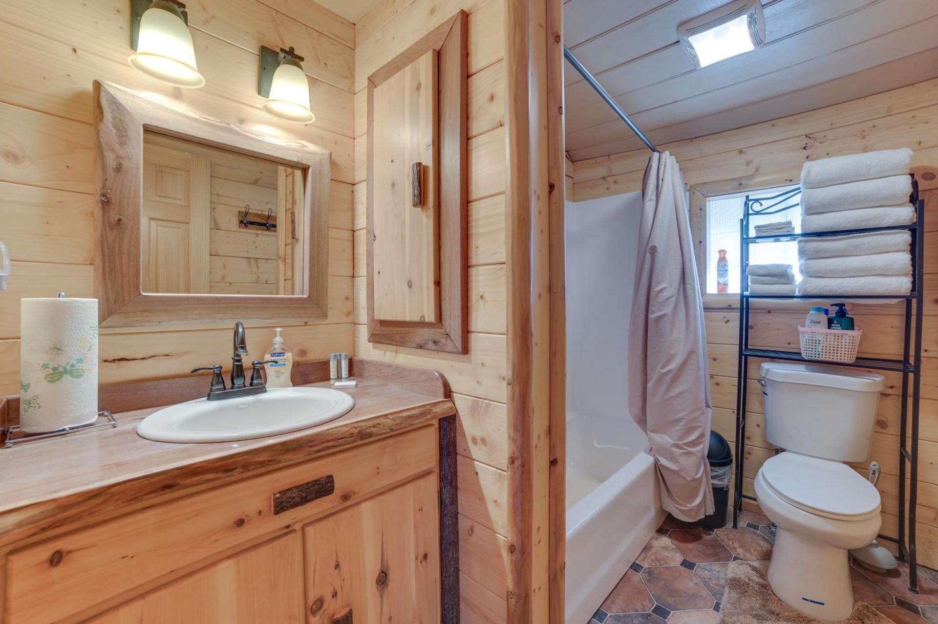 Cozy Houghton Lake Vacation Rental with Fireplace!