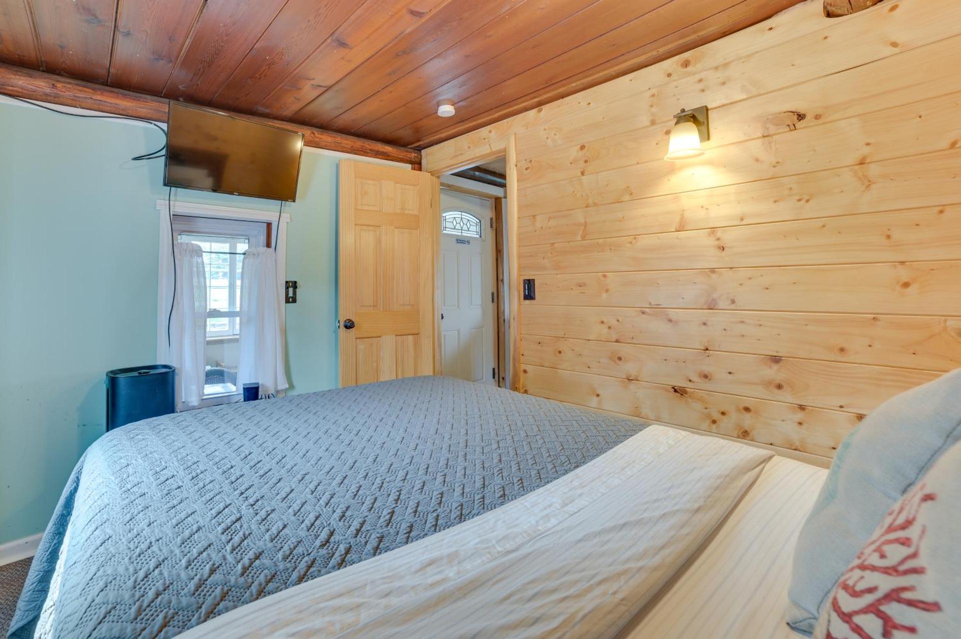 Cozy Houghton Lake Vacation Rental with Fireplace!