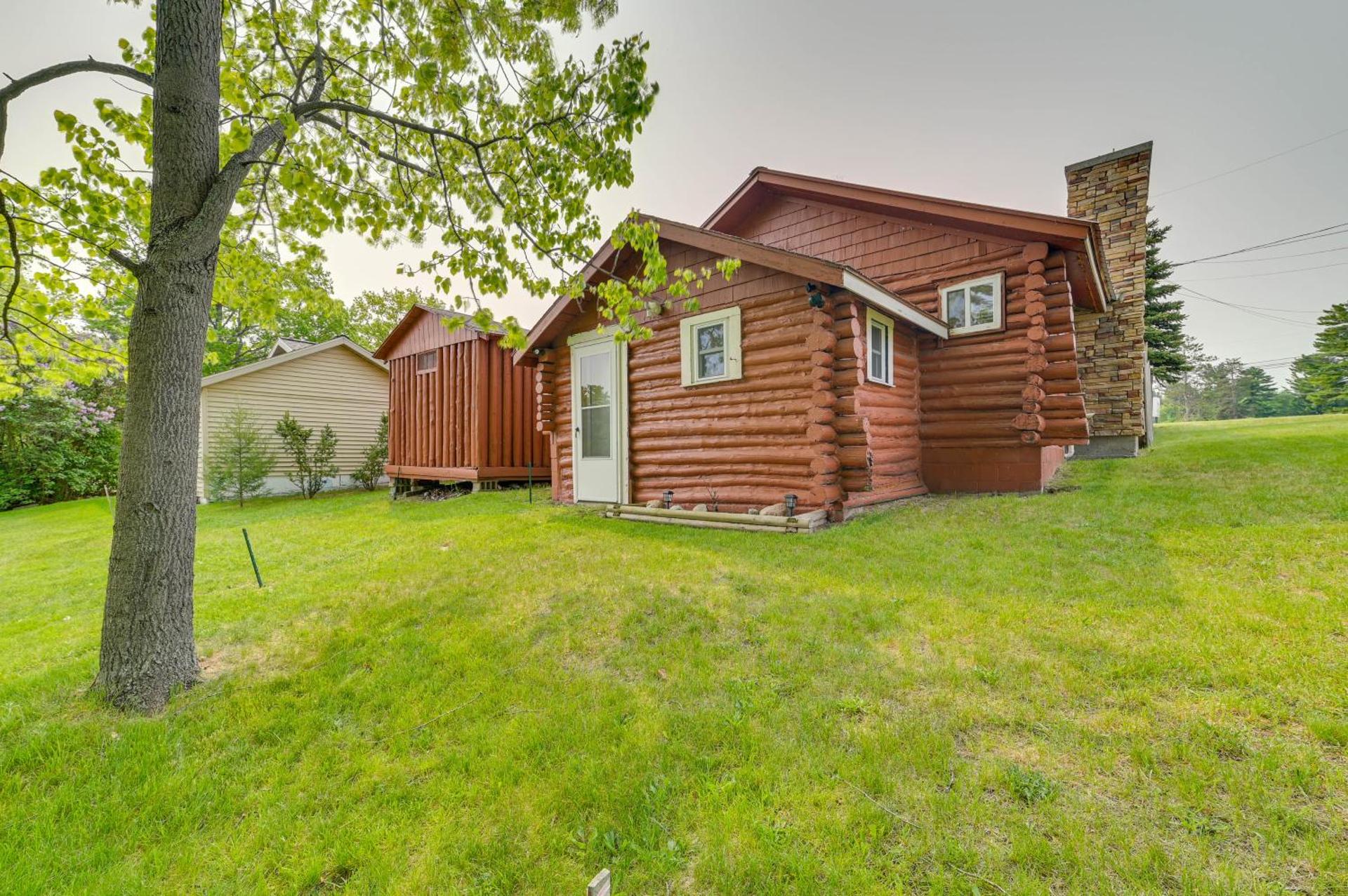 Cozy Houghton Lake Vacation Rental with Fireplace!