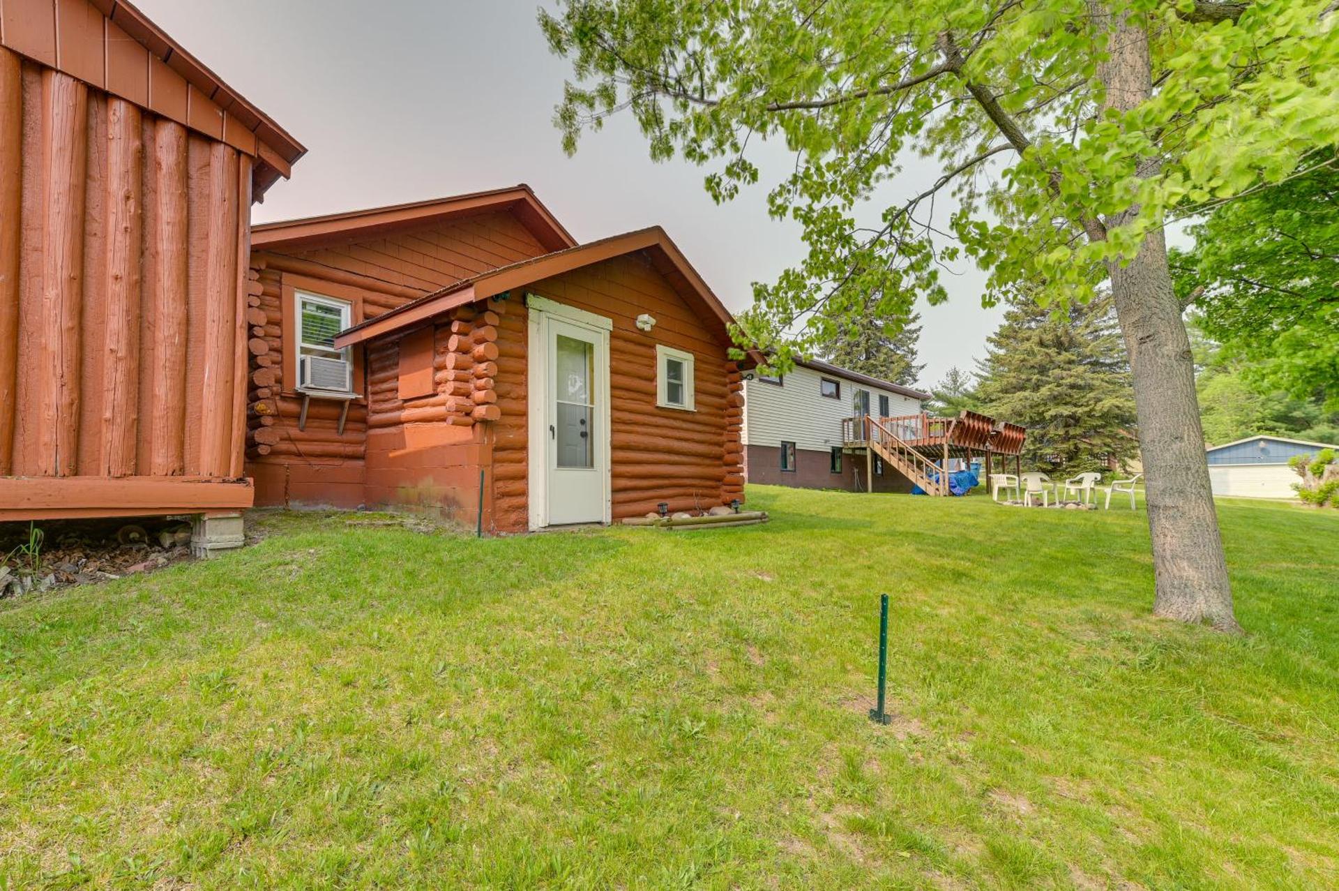 Cozy Houghton Lake Vacation Rental with Fireplace!