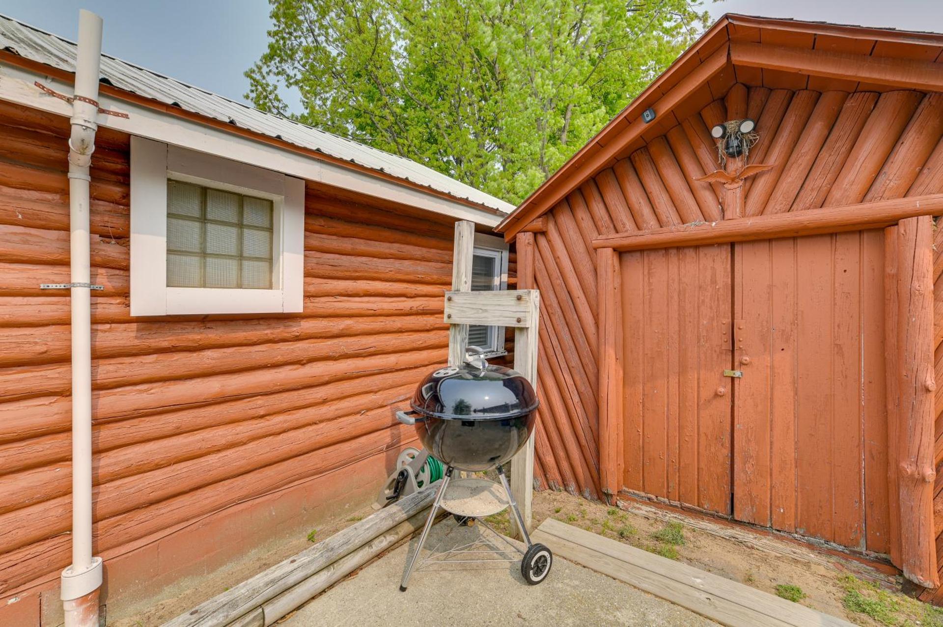 Cozy Houghton Lake Vacation Rental with Fireplace!