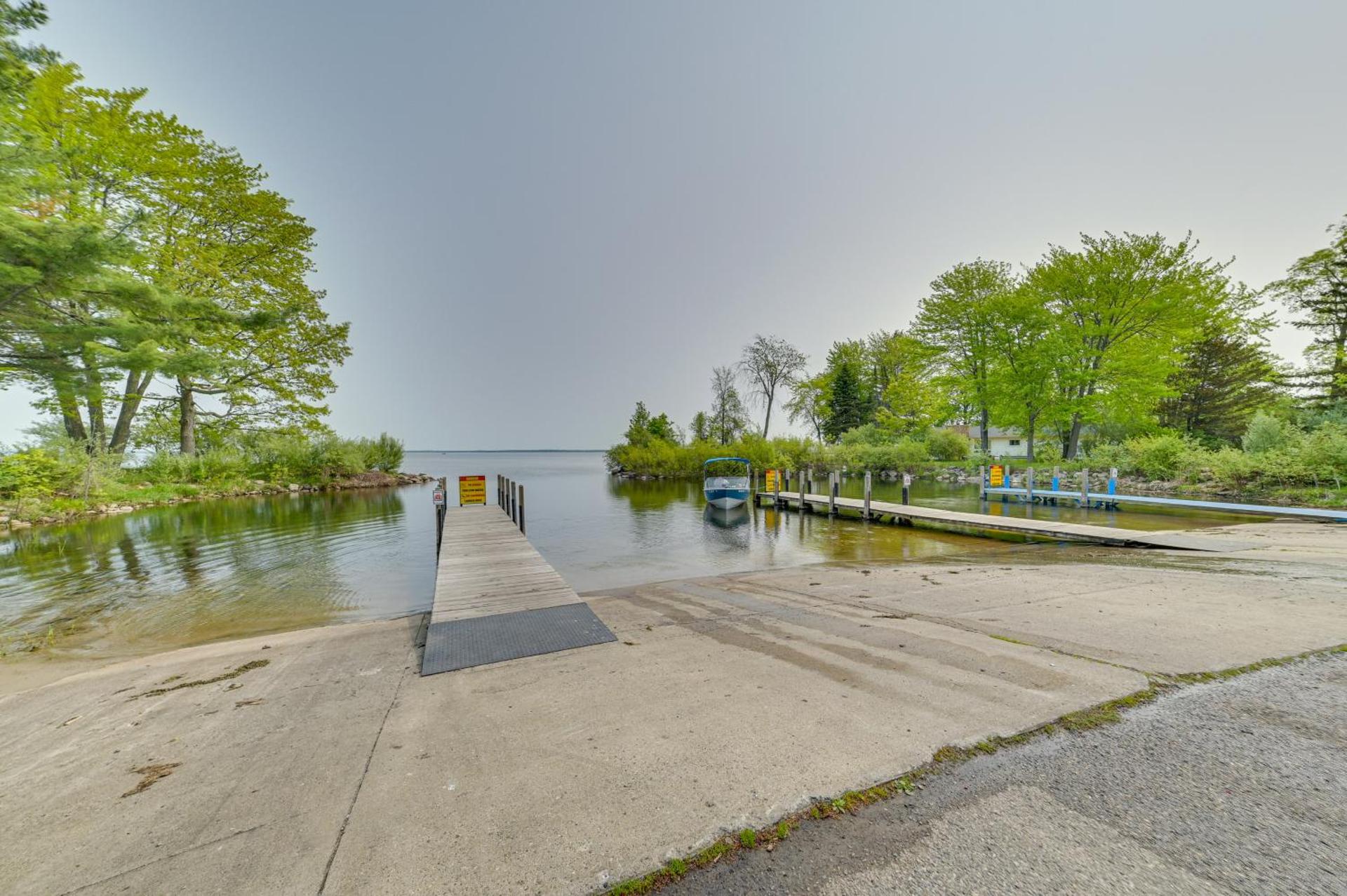 Cozy Houghton Lake Vacation Rental with Fireplace!