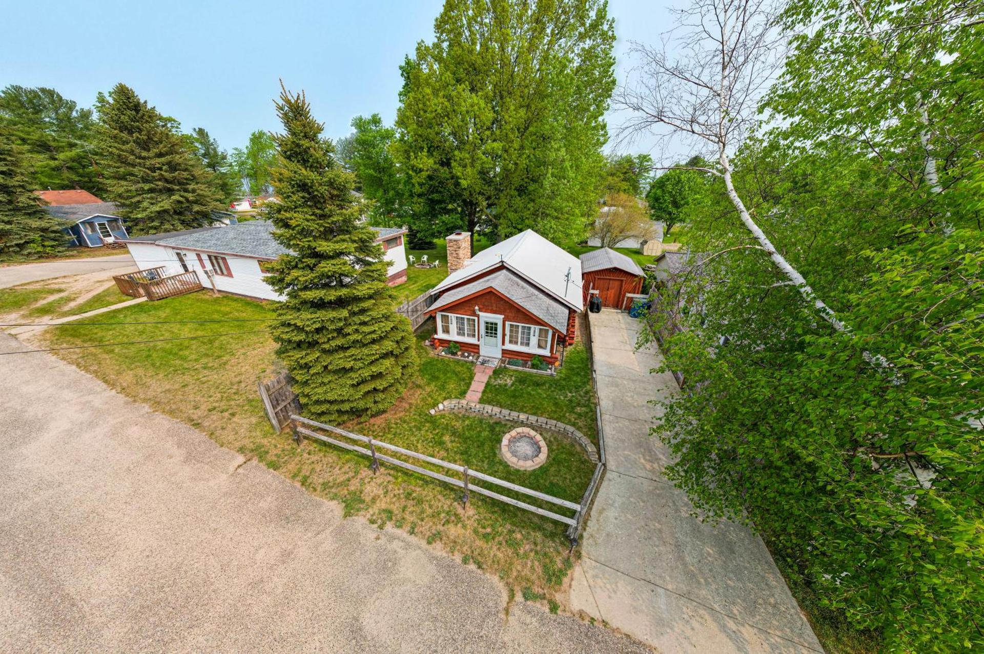 Cozy Houghton Lake Vacation Rental with Fireplace!