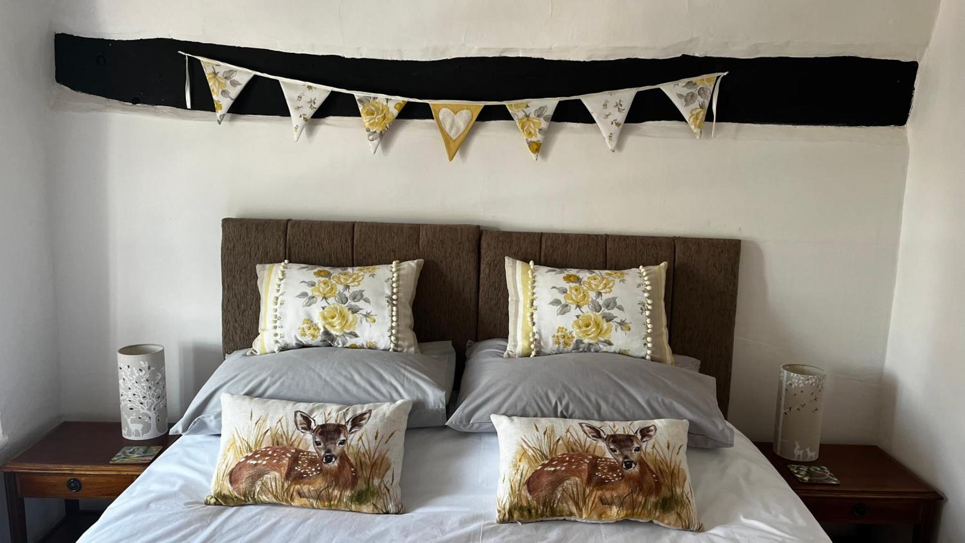 Cosy Nook thatched cottage with Exmoor views