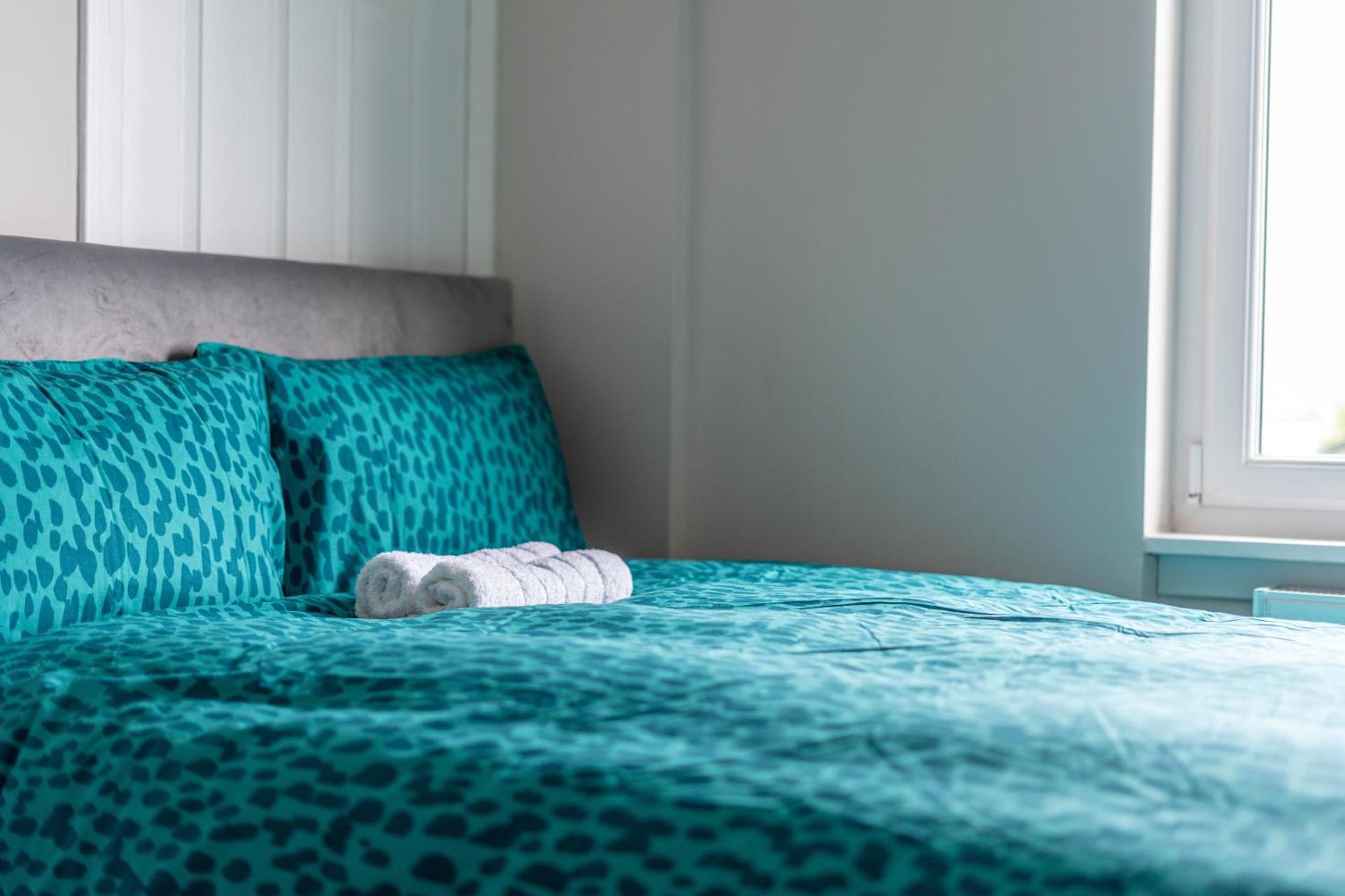 4 Bedrooms Homely House - Sleeps 6 Comfortably with 6 Double Beds,Glasgow, Free Street Parking, Business Travellers, Contractors, & Holiday-Goers, Near All Major Transport Links in Glasgow & City Centre, Perfect for Common Wealth Games 2026