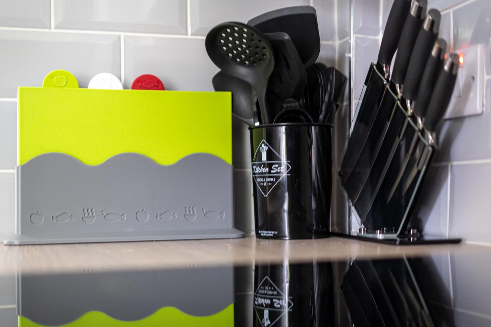 4 Bedrooms Homely House - Sleeps 6 Comfortably with 6 Double Beds,Glasgow, Free Street Parking, Business Travellers, Contractors, & Holiday-Goers, Near All Major Transport Links in Glasgow & City Centre, Perfect for Common Wealth Games 2026