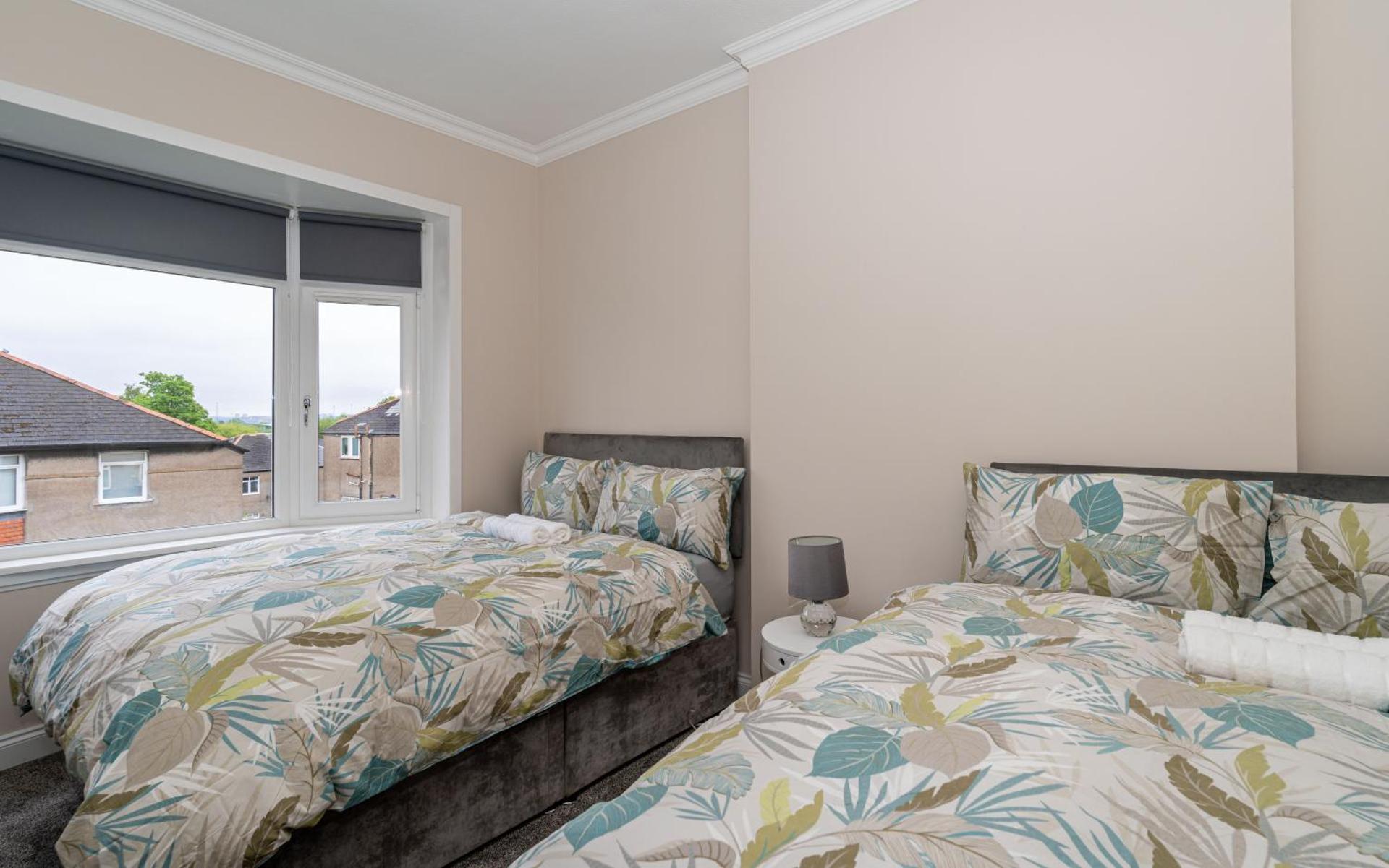 4 Bedrooms Homely House - Sleeps 6 Comfortably with 6 Double Beds,Glasgow, Free Street Parking, Business Travellers, Contractors, & Holiday-Goers, Near All Major Transport Links in Glasgow & City Centre, Perfect for Common Wealth Games 2026