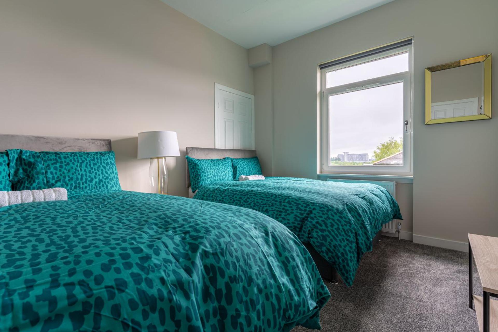 4 Bedrooms Homely House - Sleeps 6 Comfortably with 6 Double Beds,Glasgow, Free Street Parking, Business Travellers, Contractors, & Holiday-Goers, Near All Major Transport Links in Glasgow & City Centre, Perfect for Common Wealth Games 2026