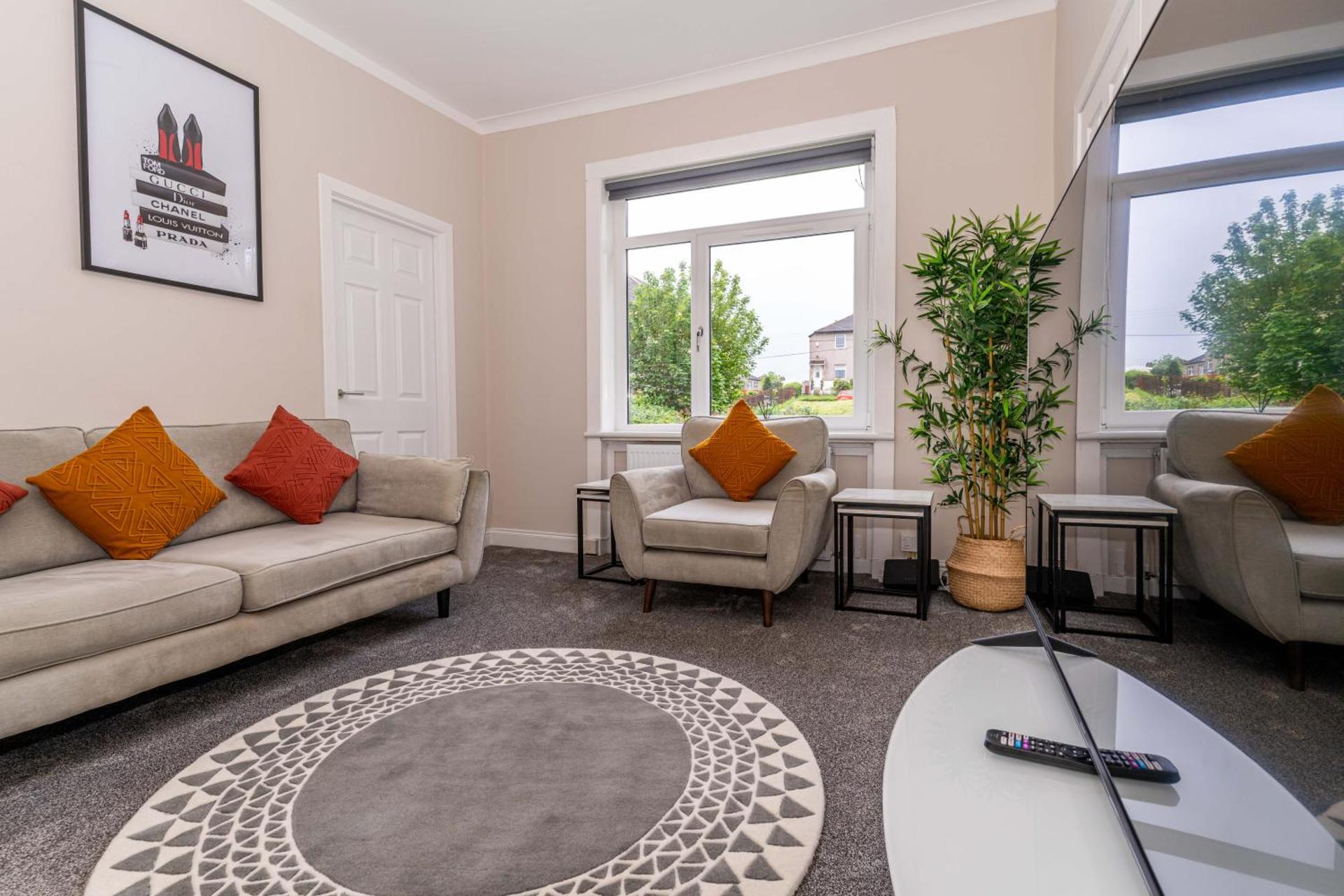4 Bedrooms Homely House - Sleeps 6 Comfortably with 6 Double Beds,Glasgow, Free Street Parking, Business Travellers, Contractors, & Holiday-Goers, Near All Major Transport Links in Glasgow & City Centre, Perfect for Common Wealth Games 2026
