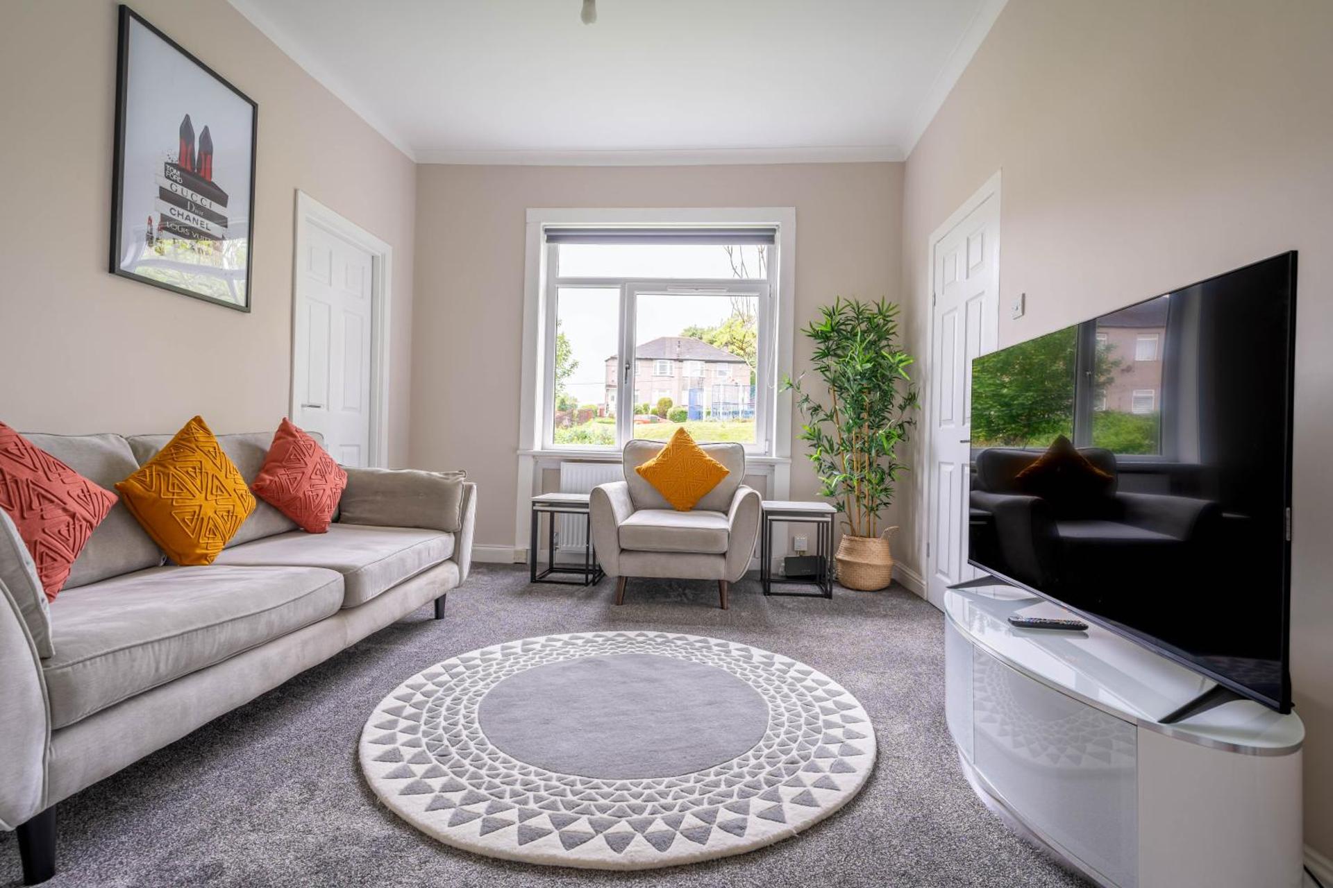 4 Bedrooms Homely House - Sleeps 6 Comfortably with 6 Double Beds,Glasgow, Free Street Parking, Business Travellers, Contractors, & Holiday-Goers, Near All Major Transport Links in Glasgow & City Centre, Perfect for Common Wealth Games 2026