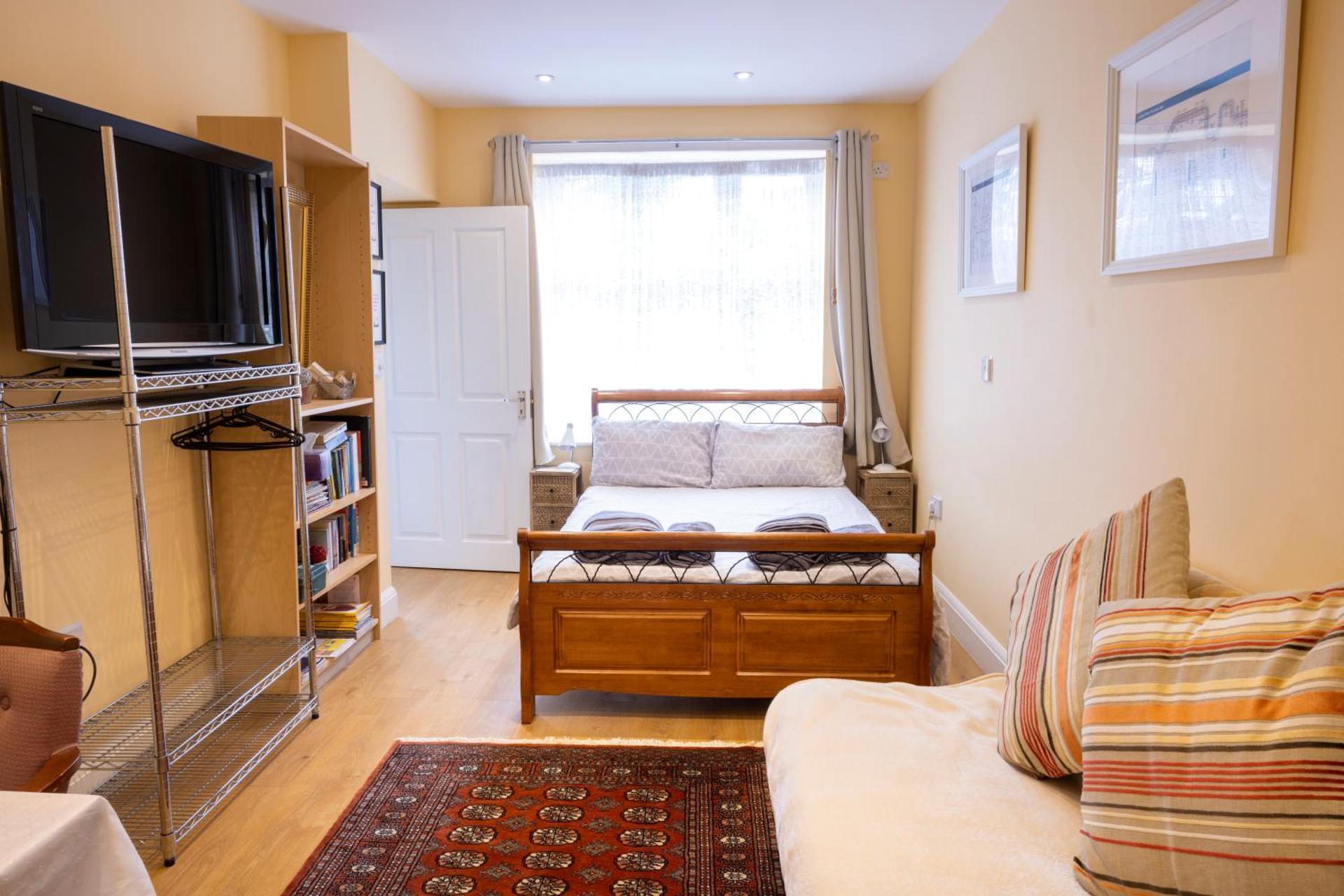 London VEGETARIAN Smoke & Pet Free En-suite with EV parking