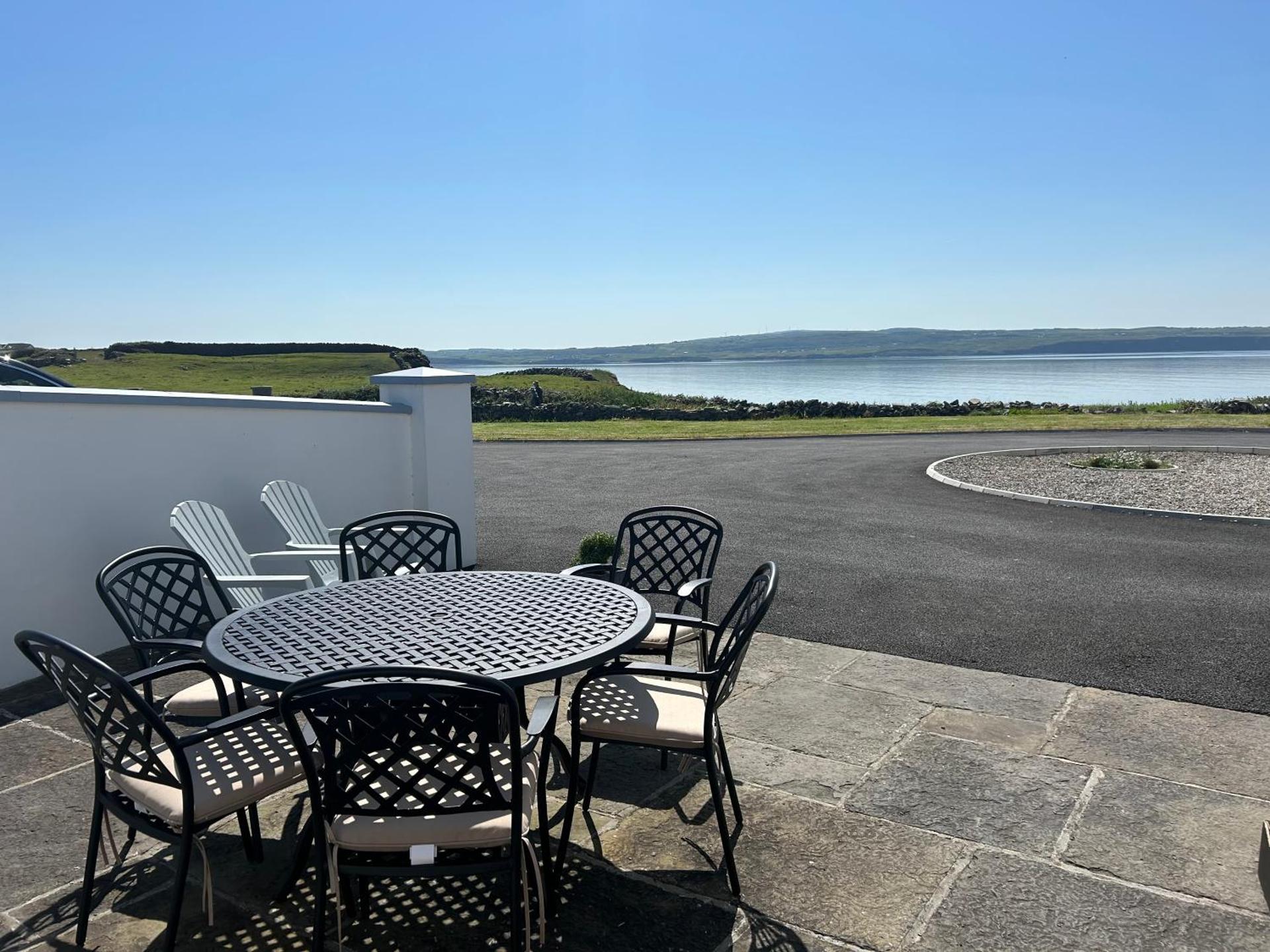 Beside the sea & minutes from Cliffs-Clahane Shore Lodge