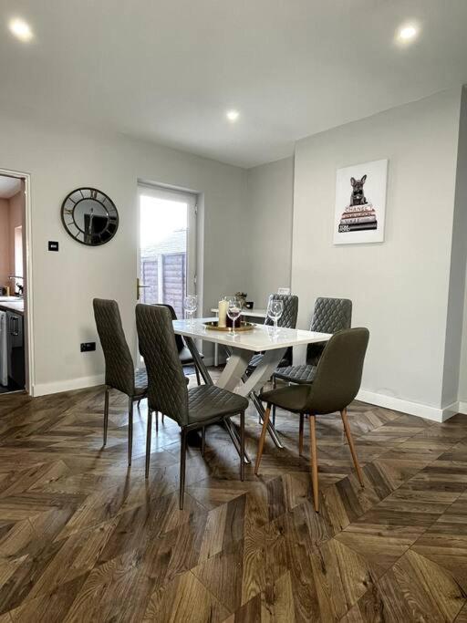 Modern and spacious house with Hot Tub