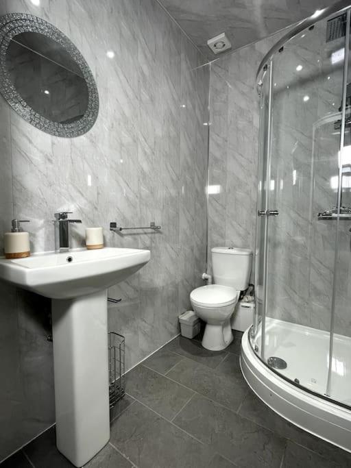 Modern and spacious house with Hot Tub