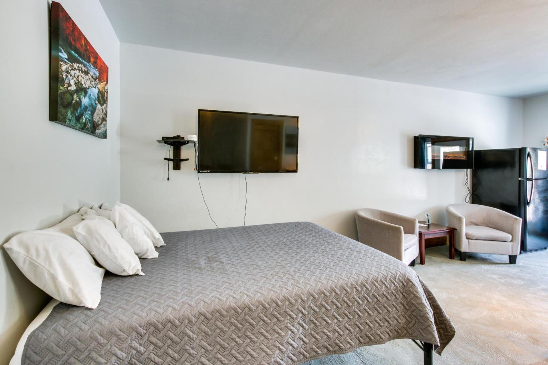 Central Lava Hot Springs Studio with Deck and Views!