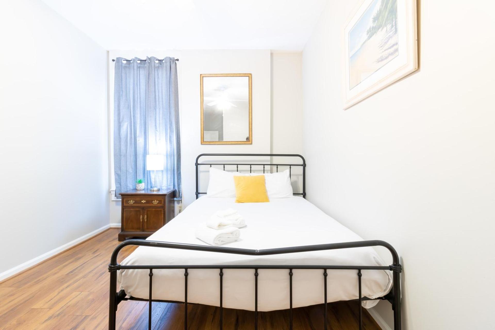 Sunny Sweetheart-Front Apartment near Riverwalk