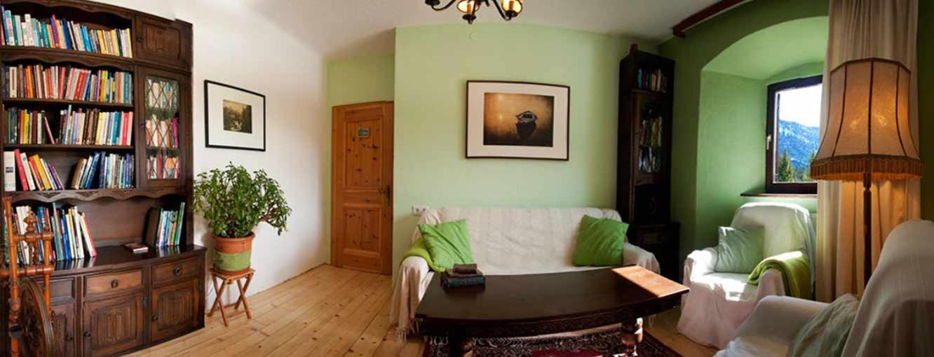 Single Room with Shared Bathroom