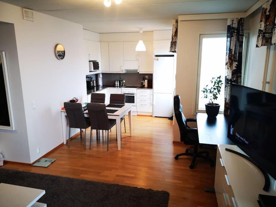 Mukava asunto saunalla ja isolla parvekkeella!