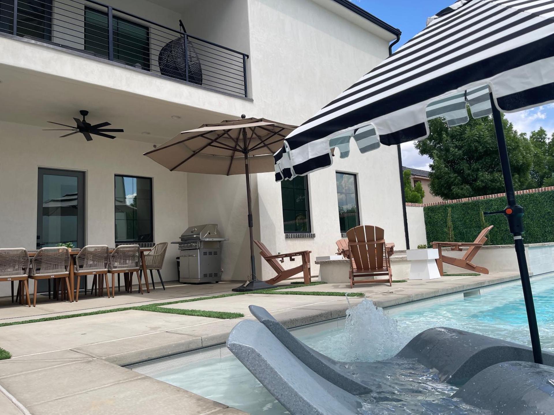 Casa Blanca luxury Villa Private pool sleeps 30!