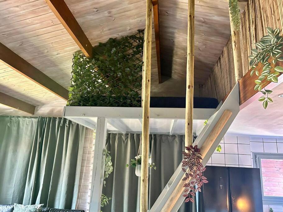 Jungle style lodge with jacuzzi ,sauna and garden near Amsterdam