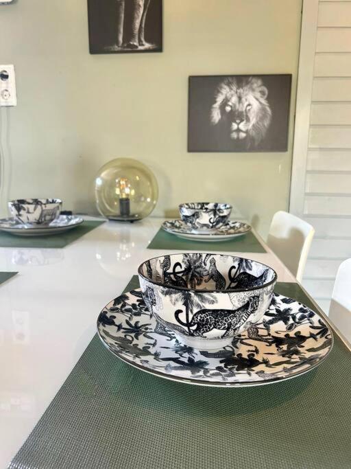 Jungle style lodge with jacuzzi ,sauna and garden near Amsterdam