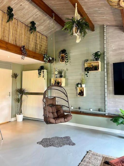 Jungle style lodge with jacuzzi ,sauna and garden near Amsterdam