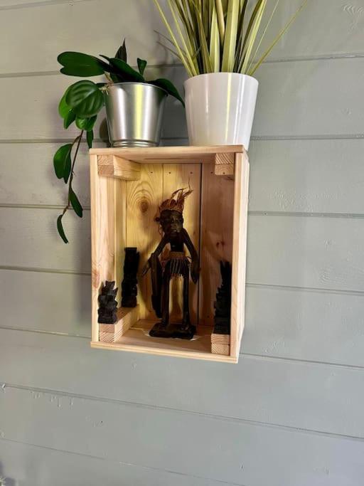 Jungle style lodge with jacuzzi ,sauna and garden near Amsterdam