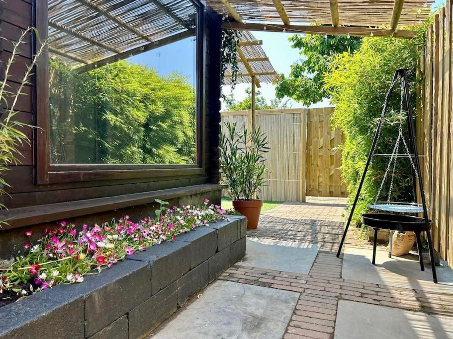 Jungle style lodge with jacuzzi ,sauna and garden near Amsterdam