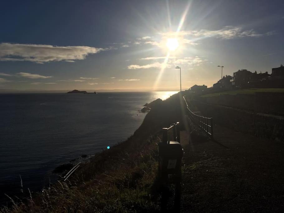 KINGHORN - Private Room, own entrance, ensuite, sunroom & Views