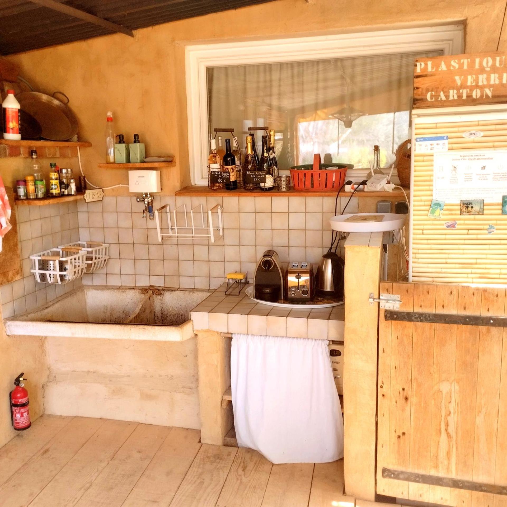 Arche de Noé atypique, bohème , nature, piscine chauffée de Pâques à Toussaint , spa , sauna , loisirs