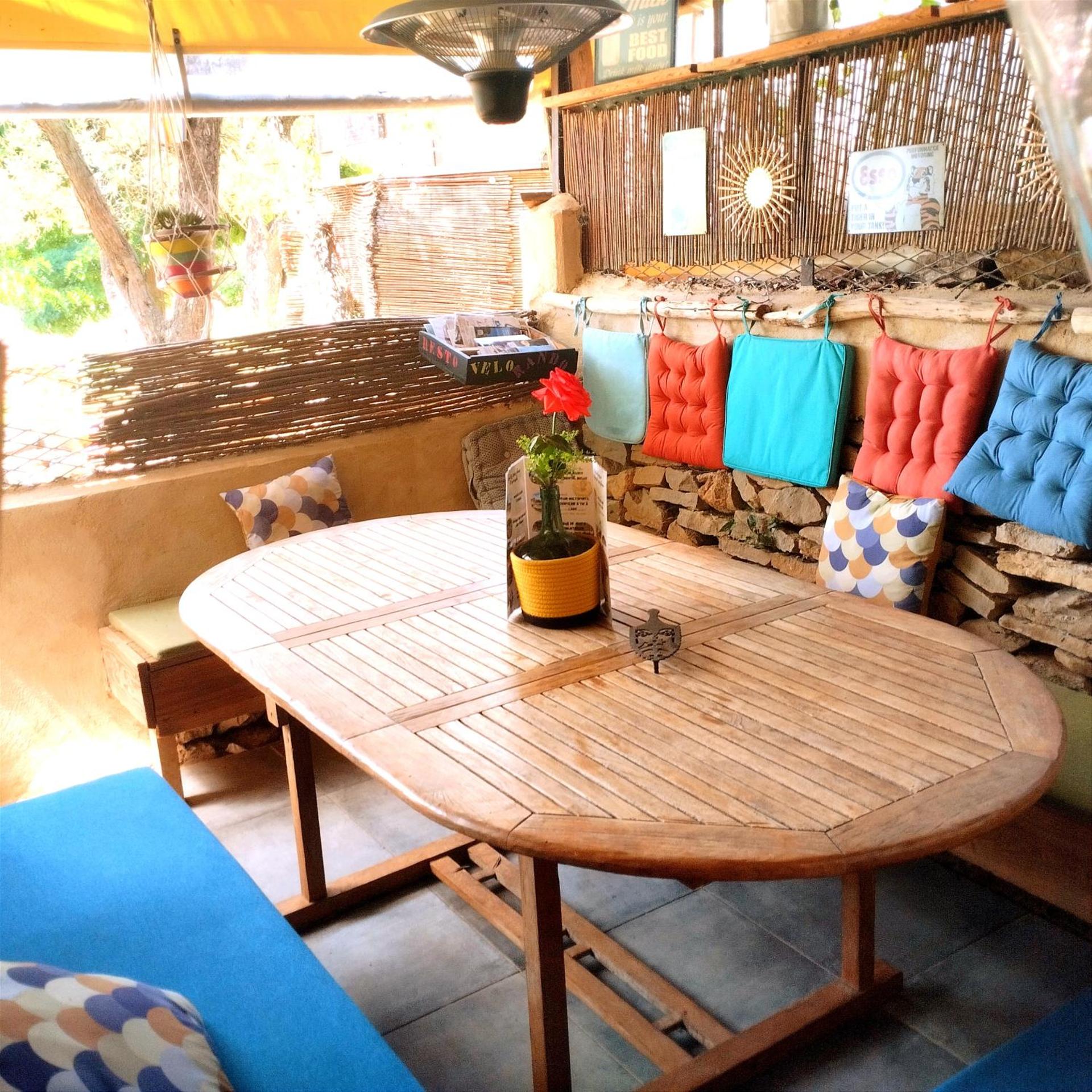 Arche de Noé atypique, bohème , nature, piscine chauffée de Pâques à Toussaint , spa , sauna , loisirs