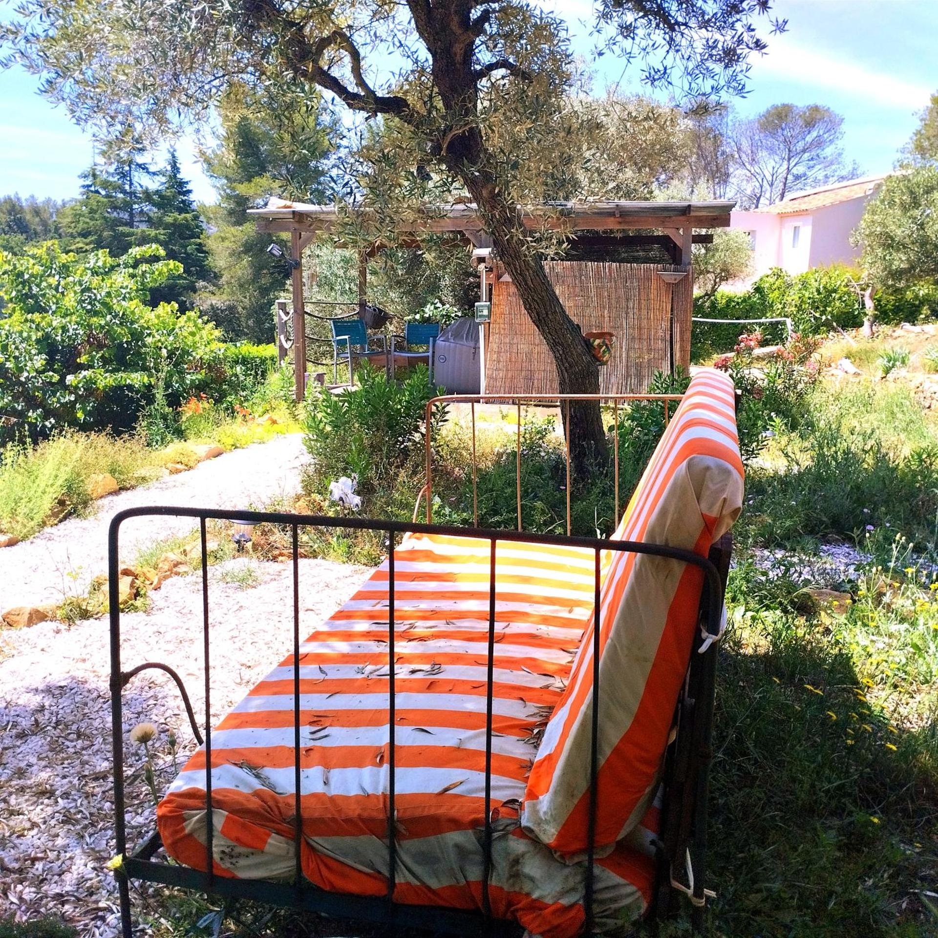 Arche de Noé atypique, bohème , nature, piscine chauffée de Pâques à Toussaint , spa , sauna , loisirs