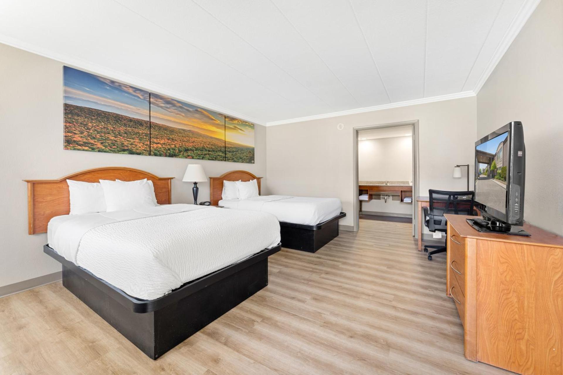 Days Inn & Suites by Wyndham Roseville/Detroit Area