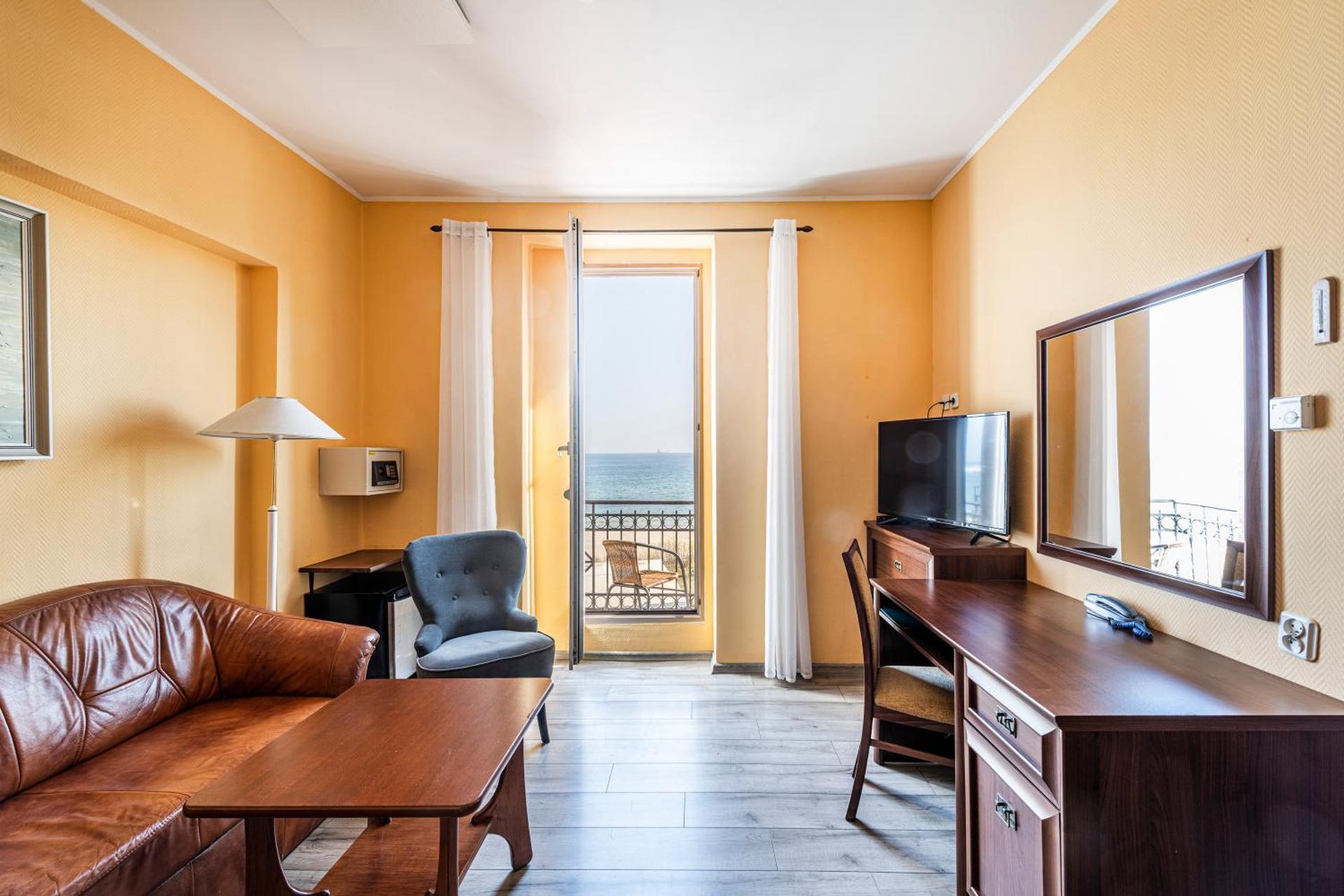 Communal lounge/ TV room