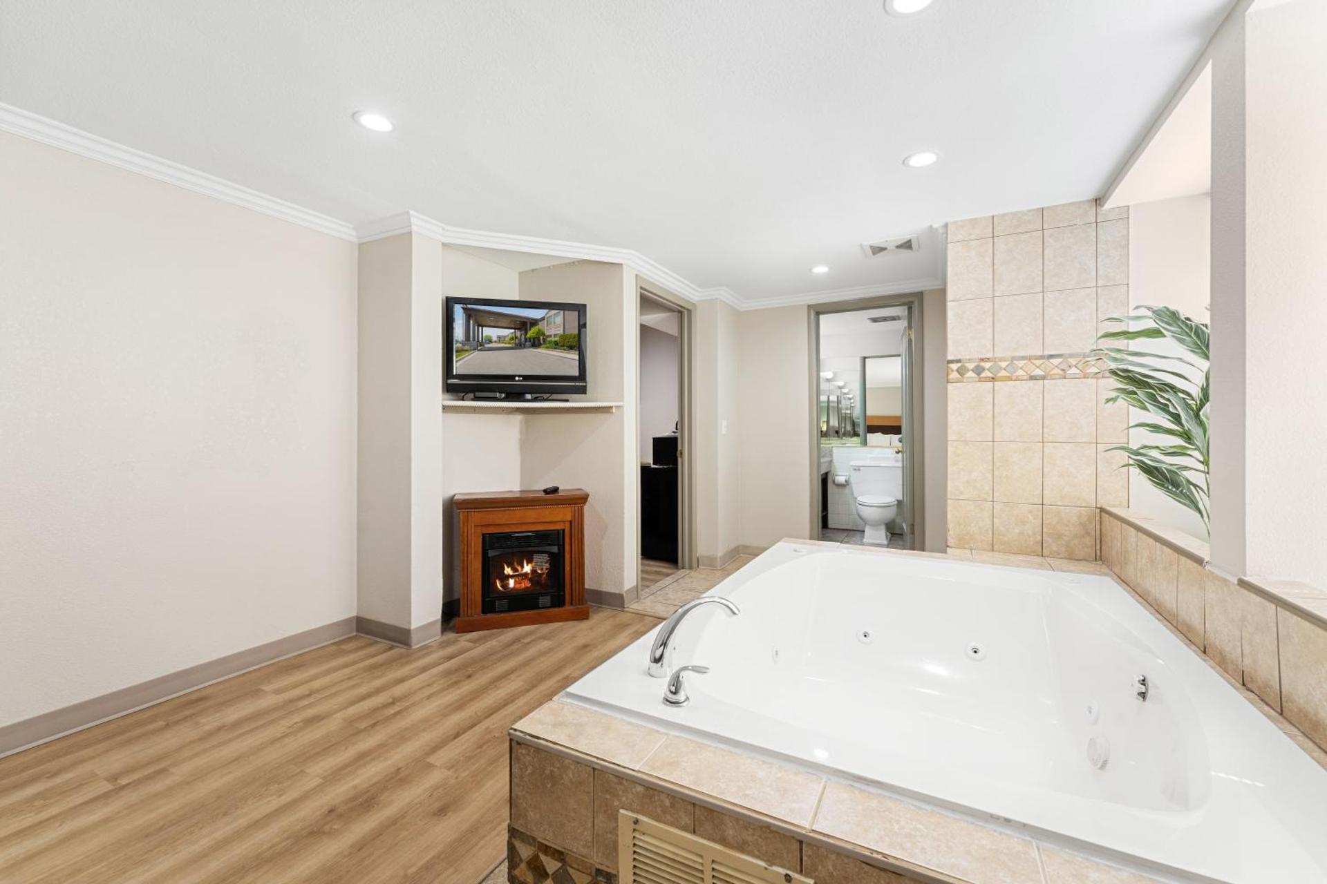 Days Inn & Suites by Wyndham Roseville/Detroit Area