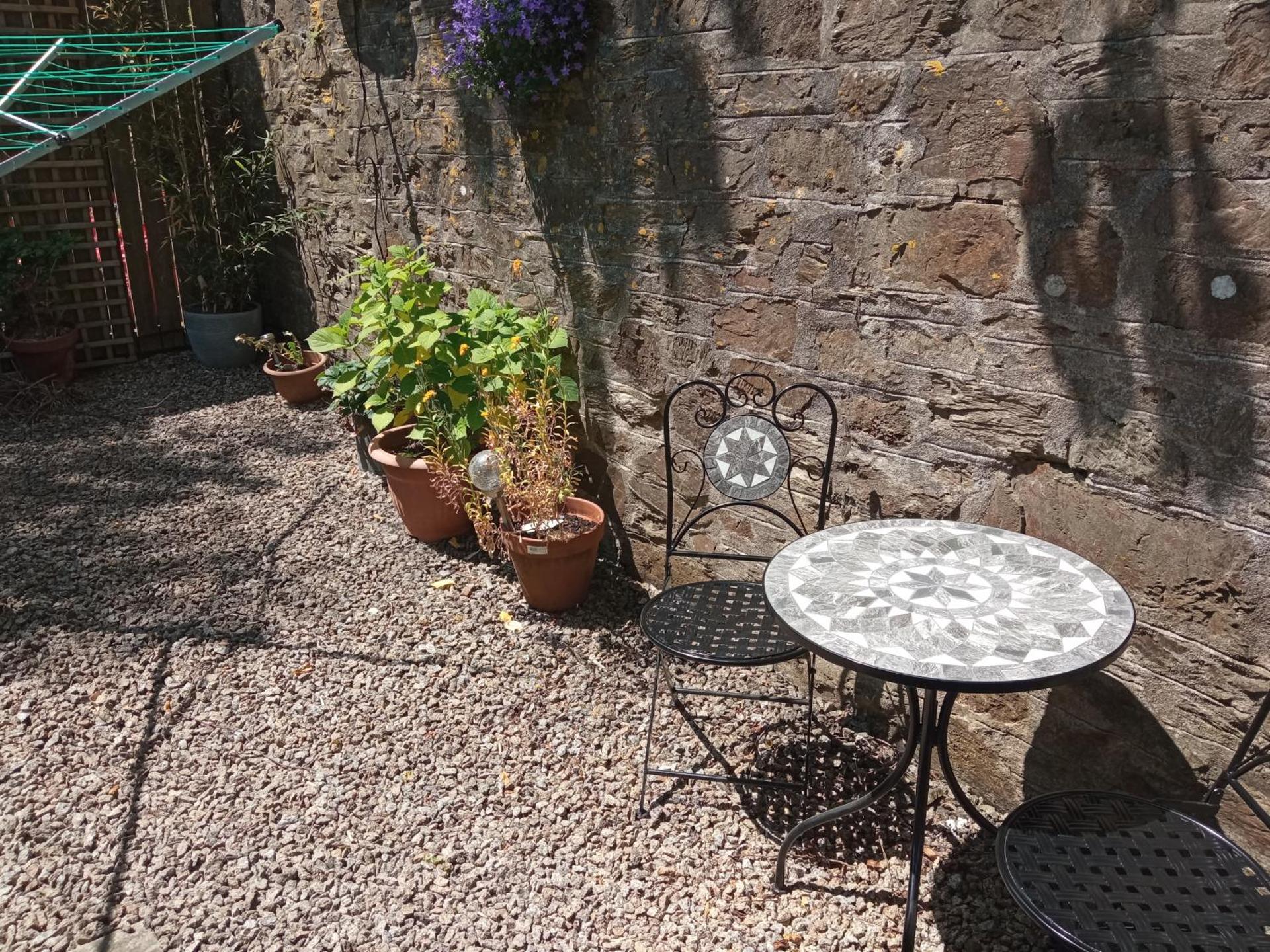 Cozy Courtyard Apt Explore & Relax Free Parking