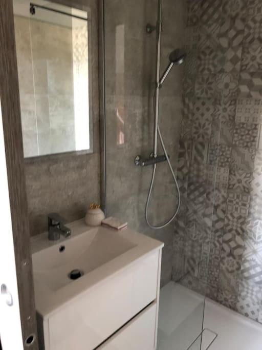 Villa neuve avec piscine