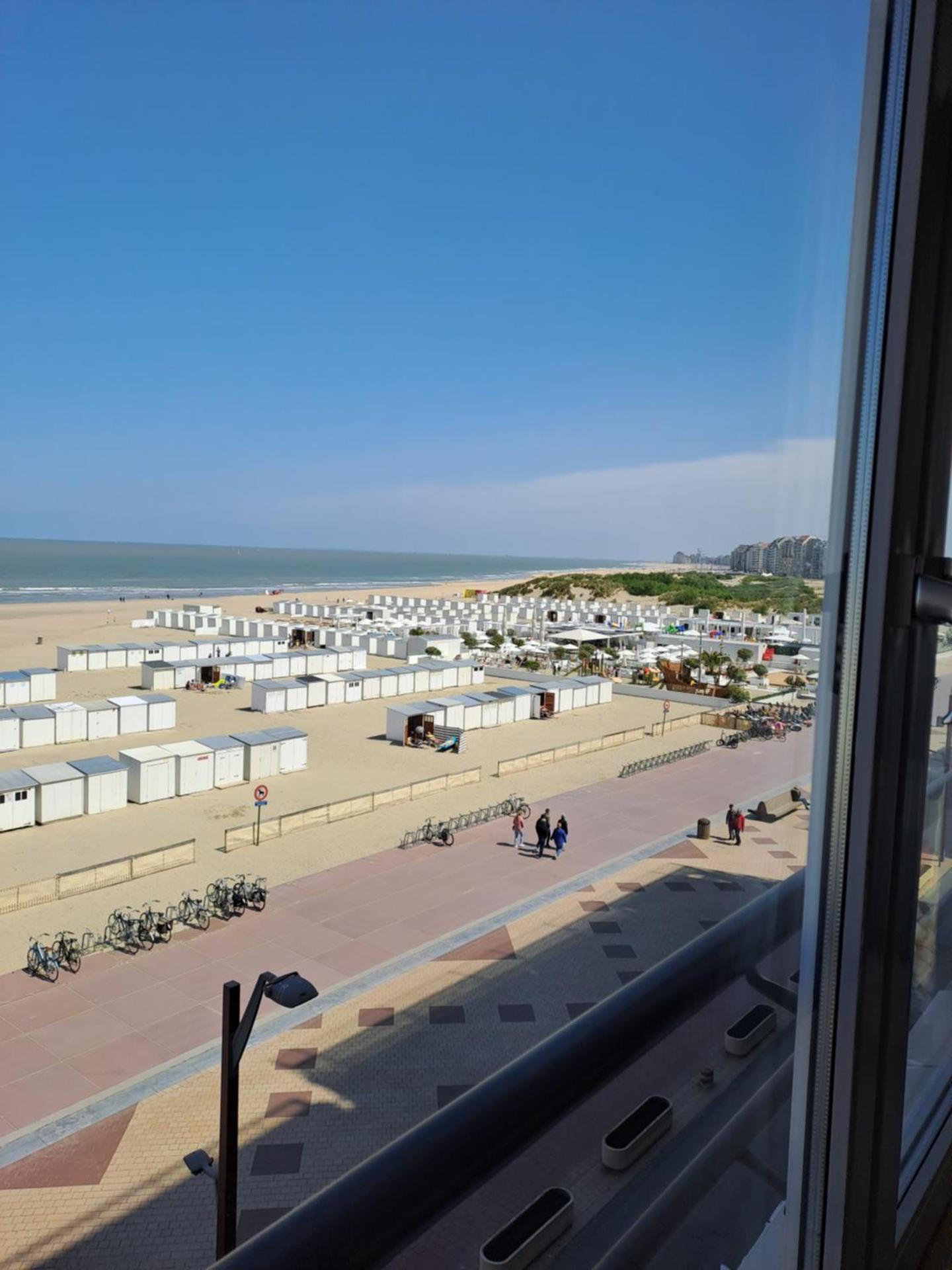 Appartement zeedijk Heist met garage