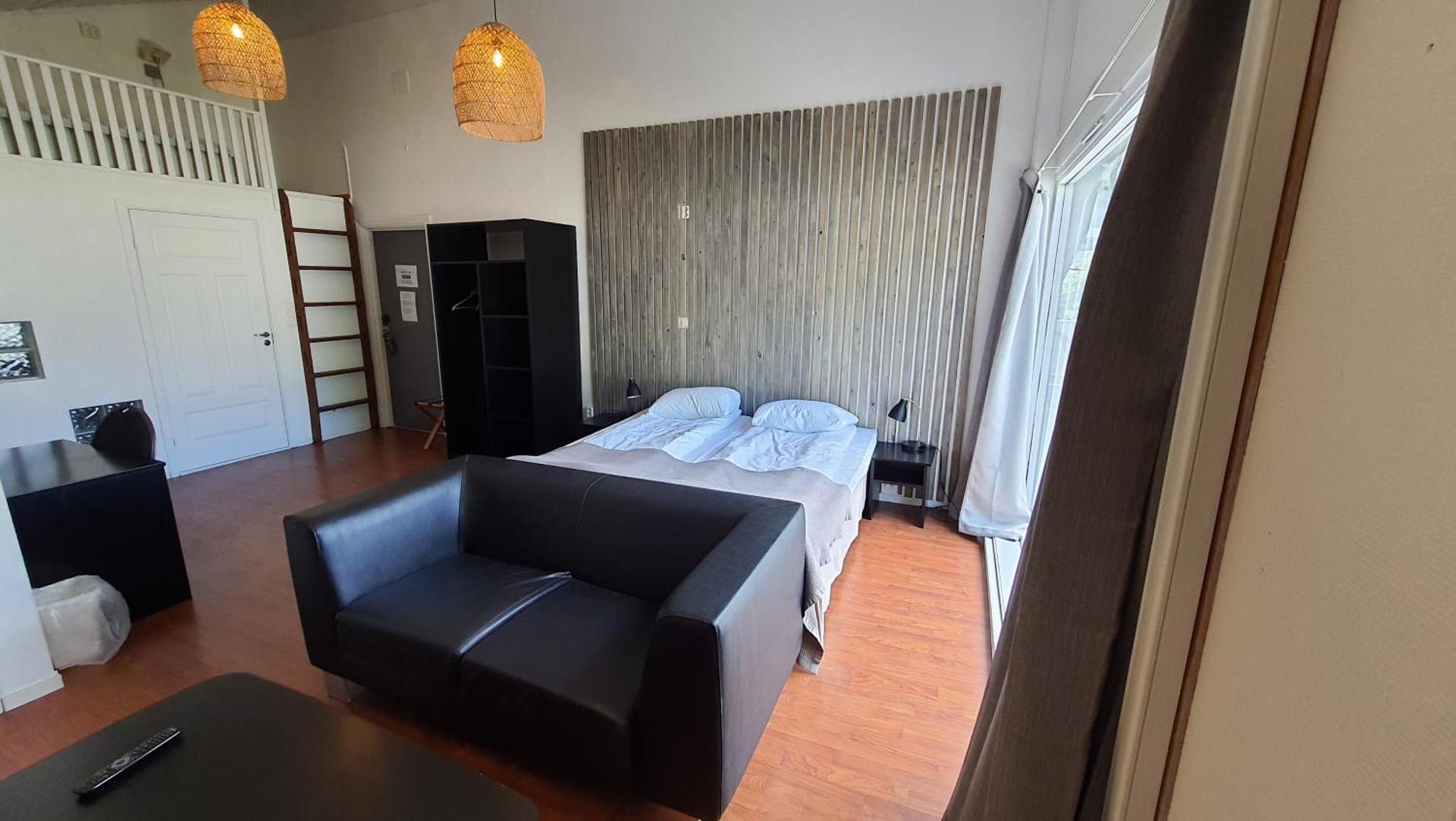 Family Room (2 Adults + 2 Children)